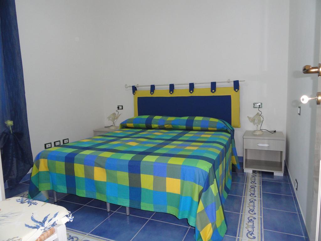 Chiaia Apartments Ponza Szoba fotó